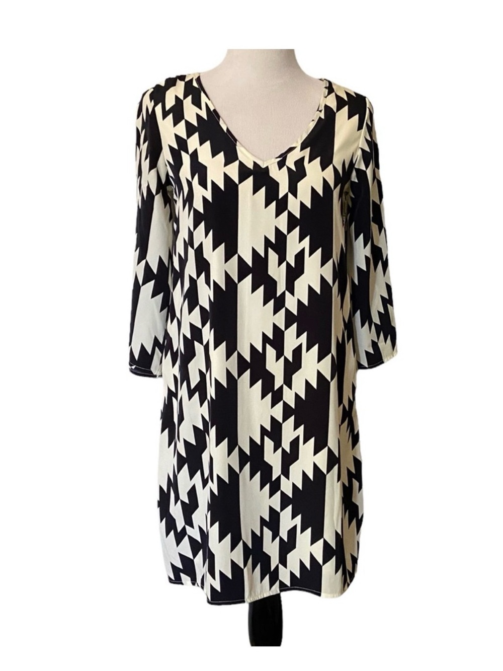 Coveted Clothing Black & Cream Geometric V-Neck Tunic Dress